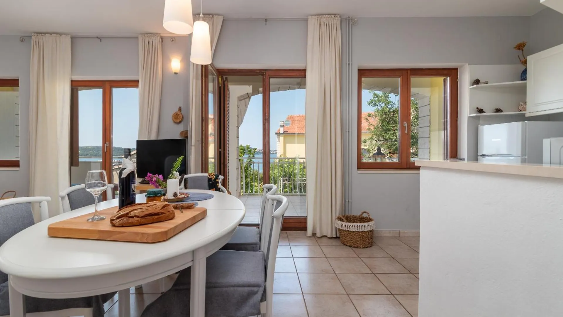 Apartments Gordan With Garden, 3 Min Walk To The Beach Трогир