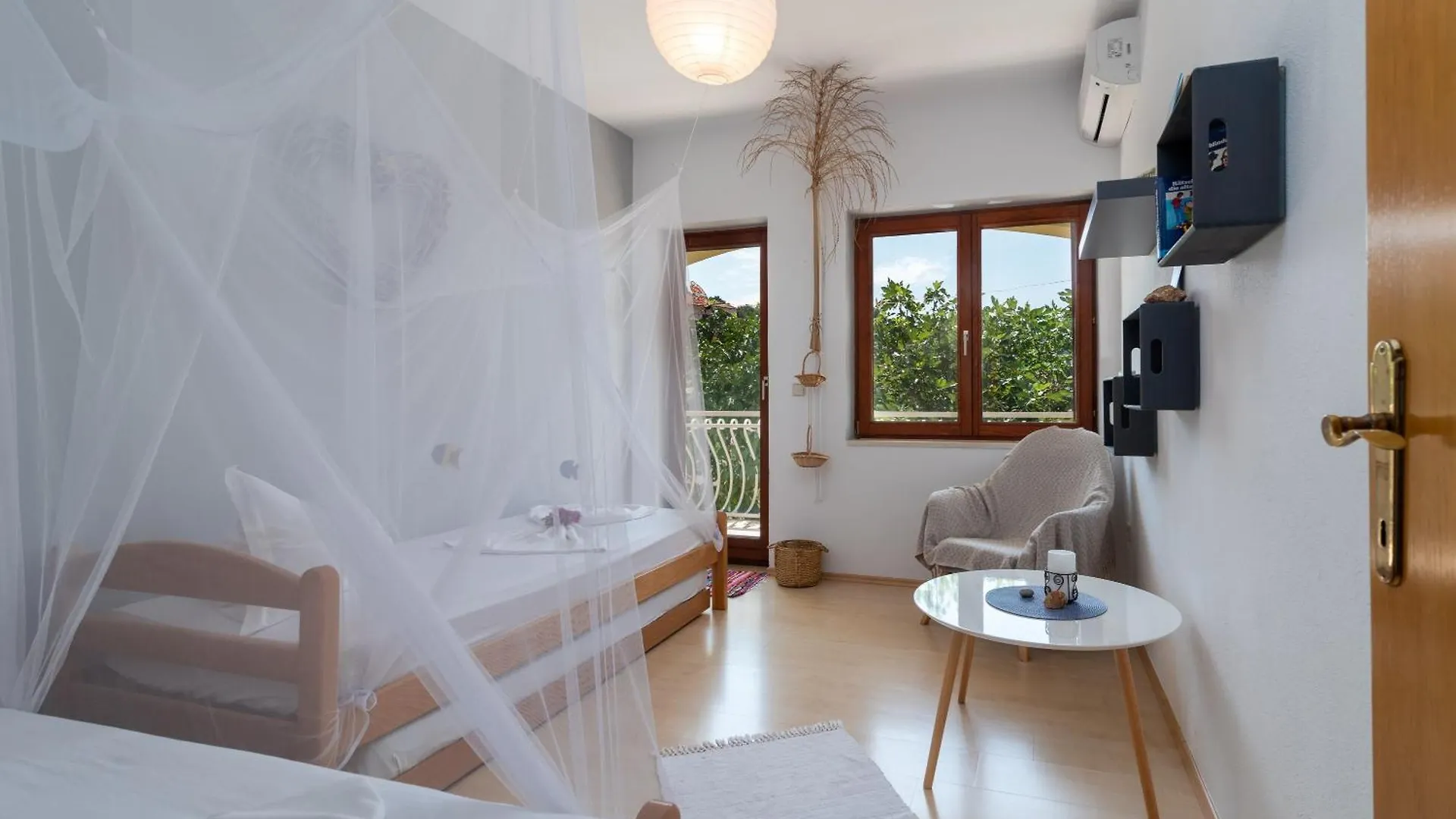 Apartments Gordan With Garden, 3 Min Walk To The Beach