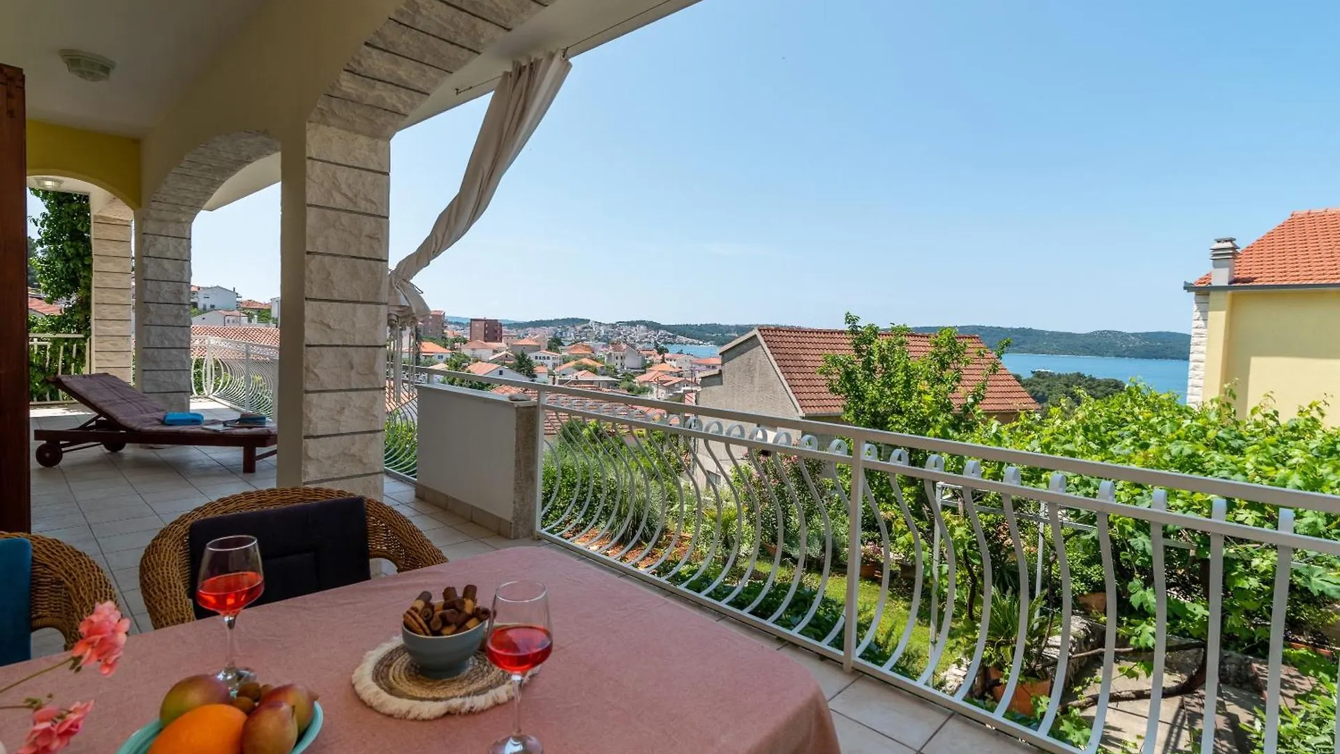 Apartments Gordan With Garden, 3 Min Walk To The Beach  Trogir