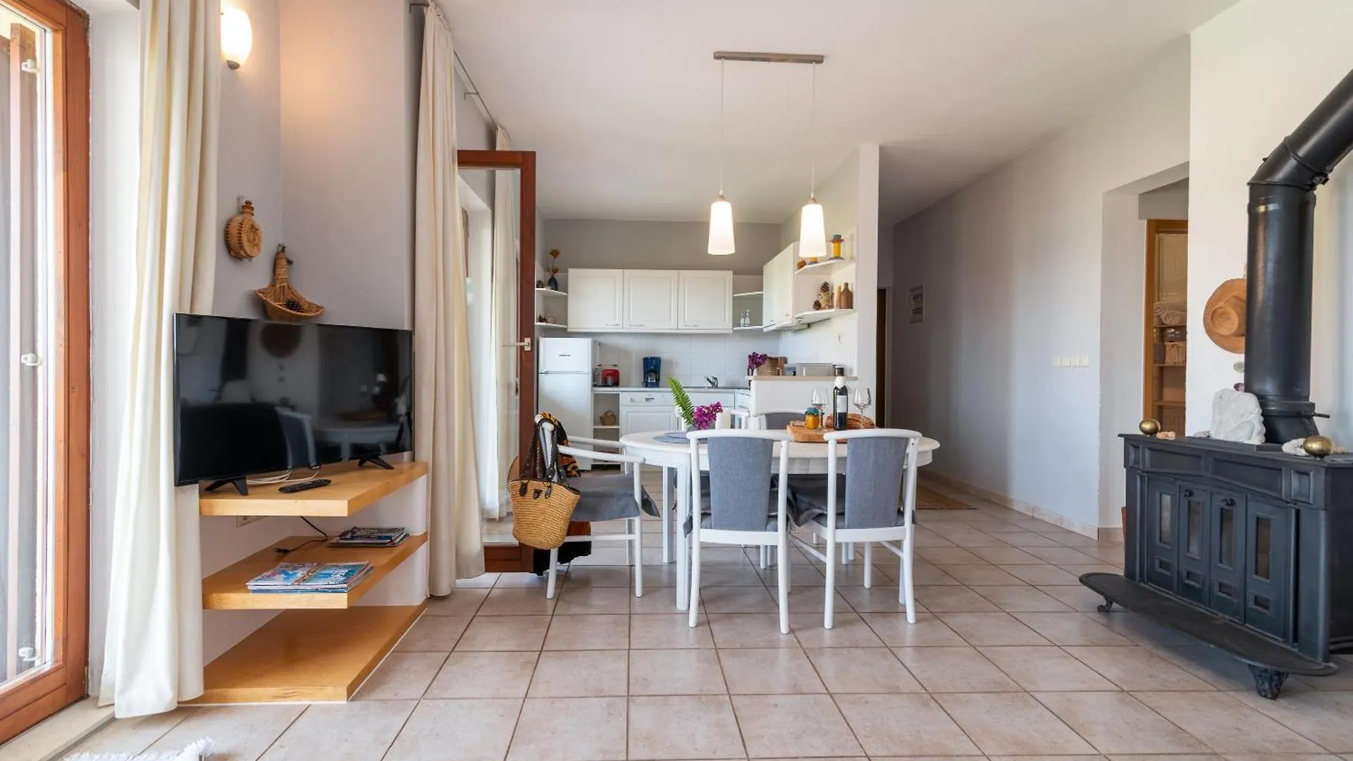 Apartments Gordan With Garden, 3 Min Walk To The Beach Trogir