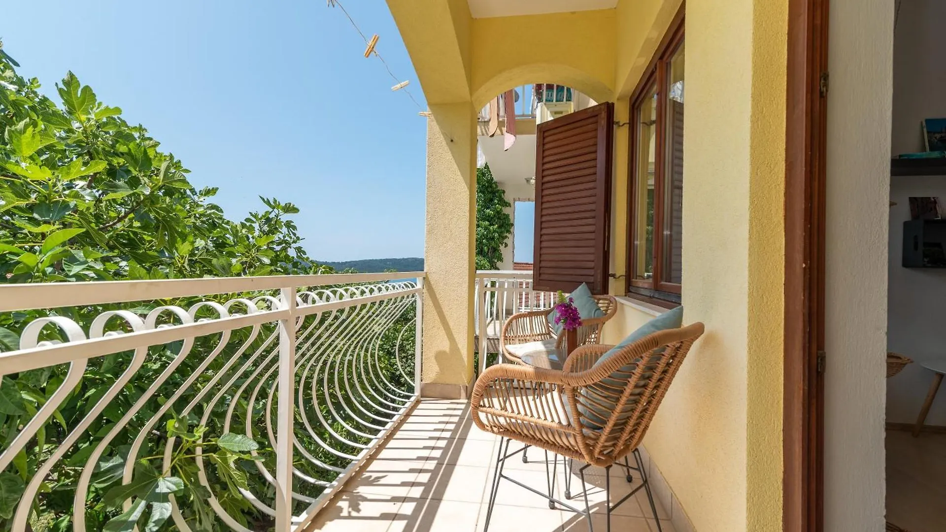 Apartments Gordan With Garden, 3 Min Walk To The Beach Трогир