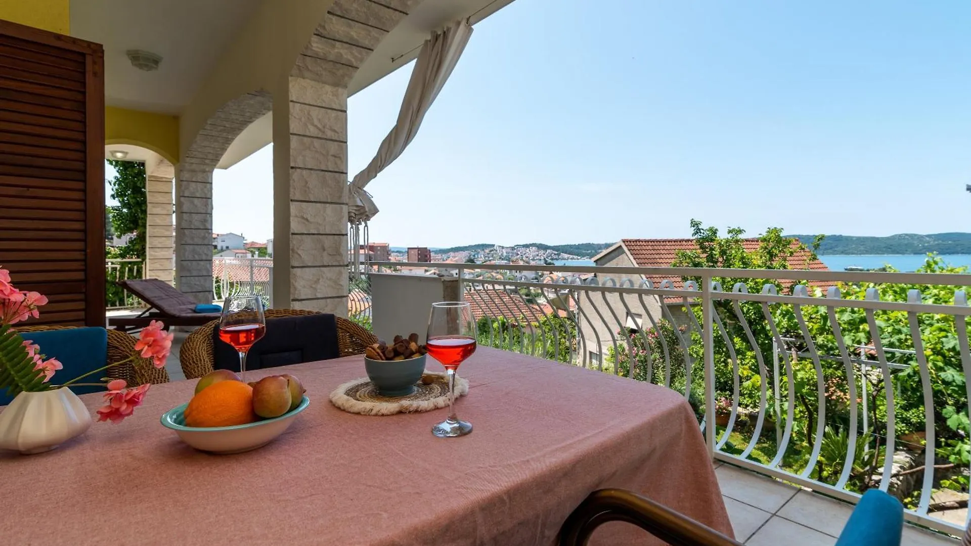 Apartments Gordan With Garden, 3 Min Walk To The Beach 0*, Trogir