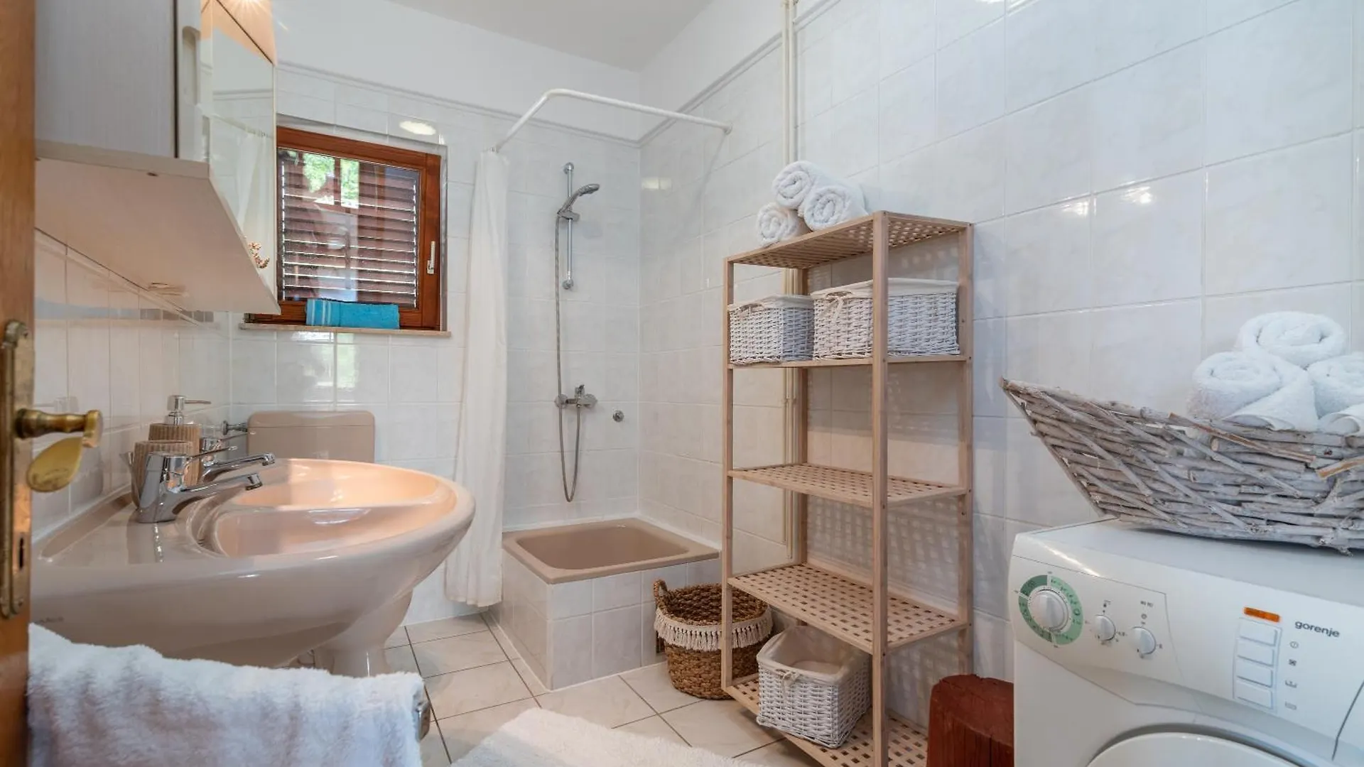 Apartments Gordan With Garden, 3 Min Walk To The Beach Croatia
