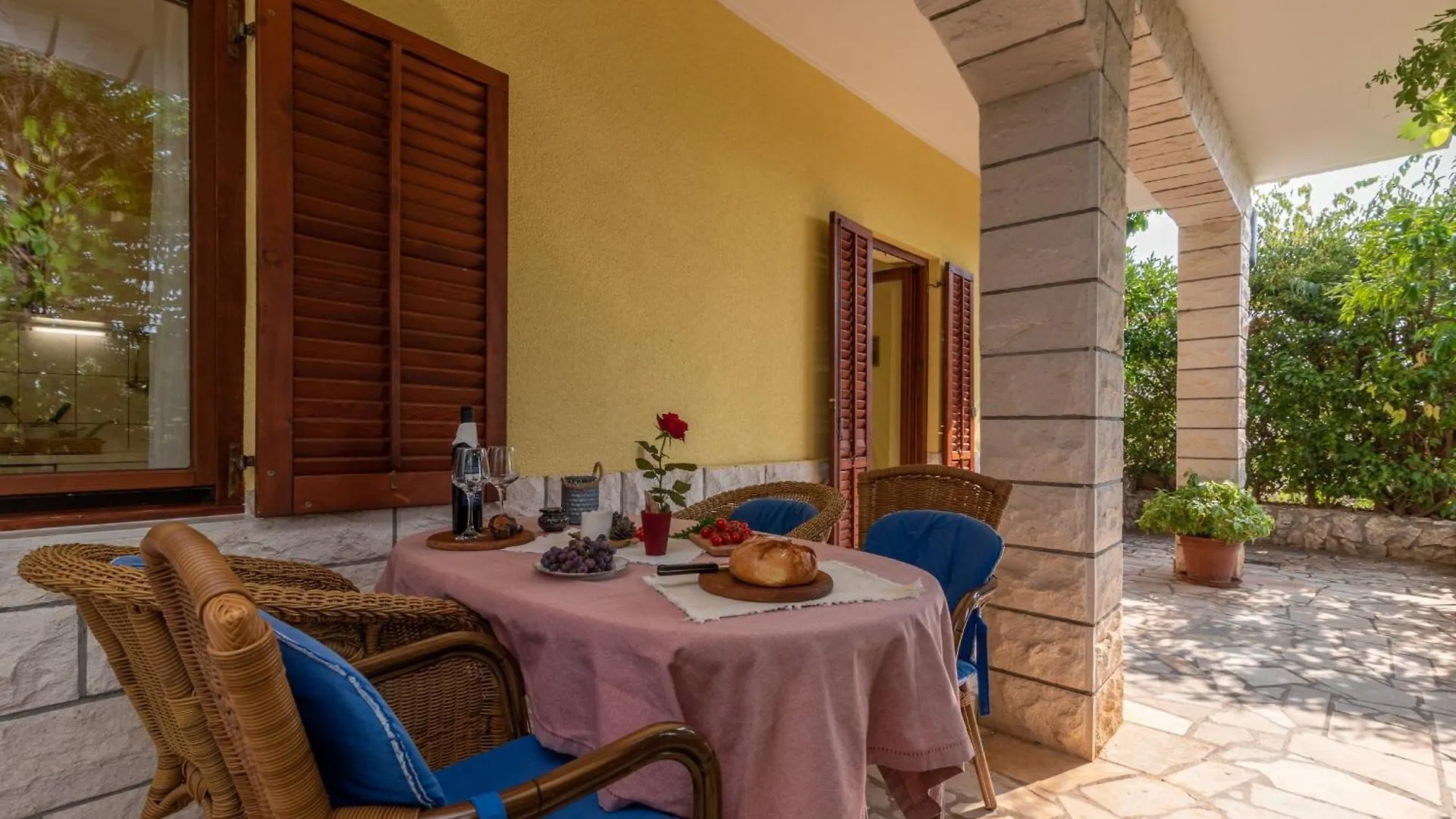 Apartments Gordan With Garden, 3 Min Walk To The Beach  Trogir