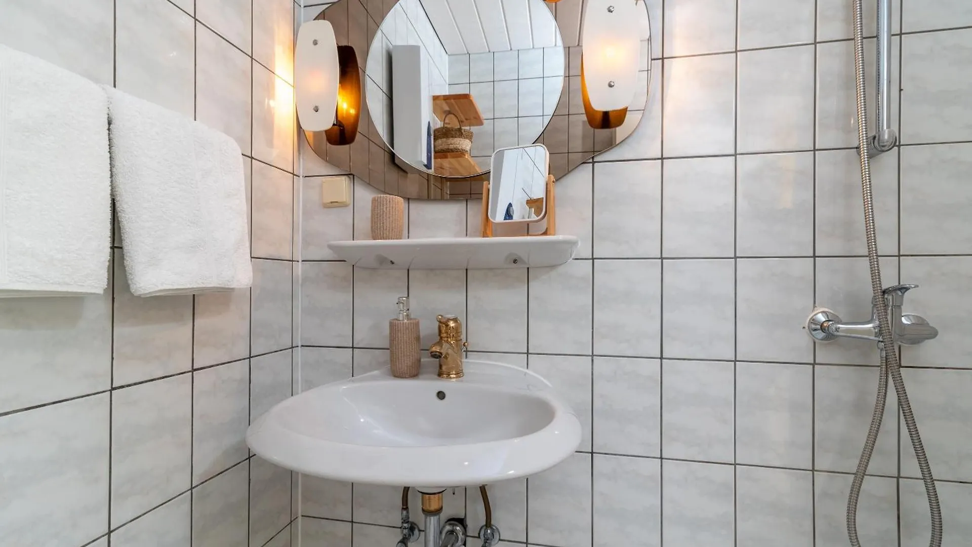 Apartments Gordan With Garden, 3 Min Walk To The Beach Трогир