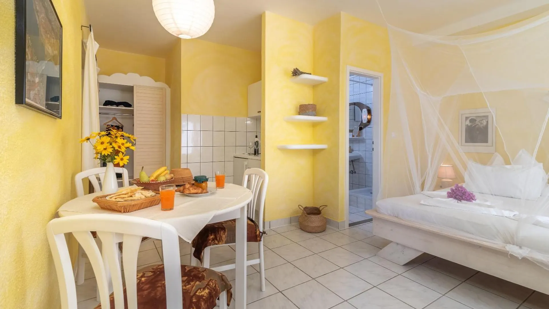 Apartments Gordan With Garden, 3 Min Walk To The Beach Трогир