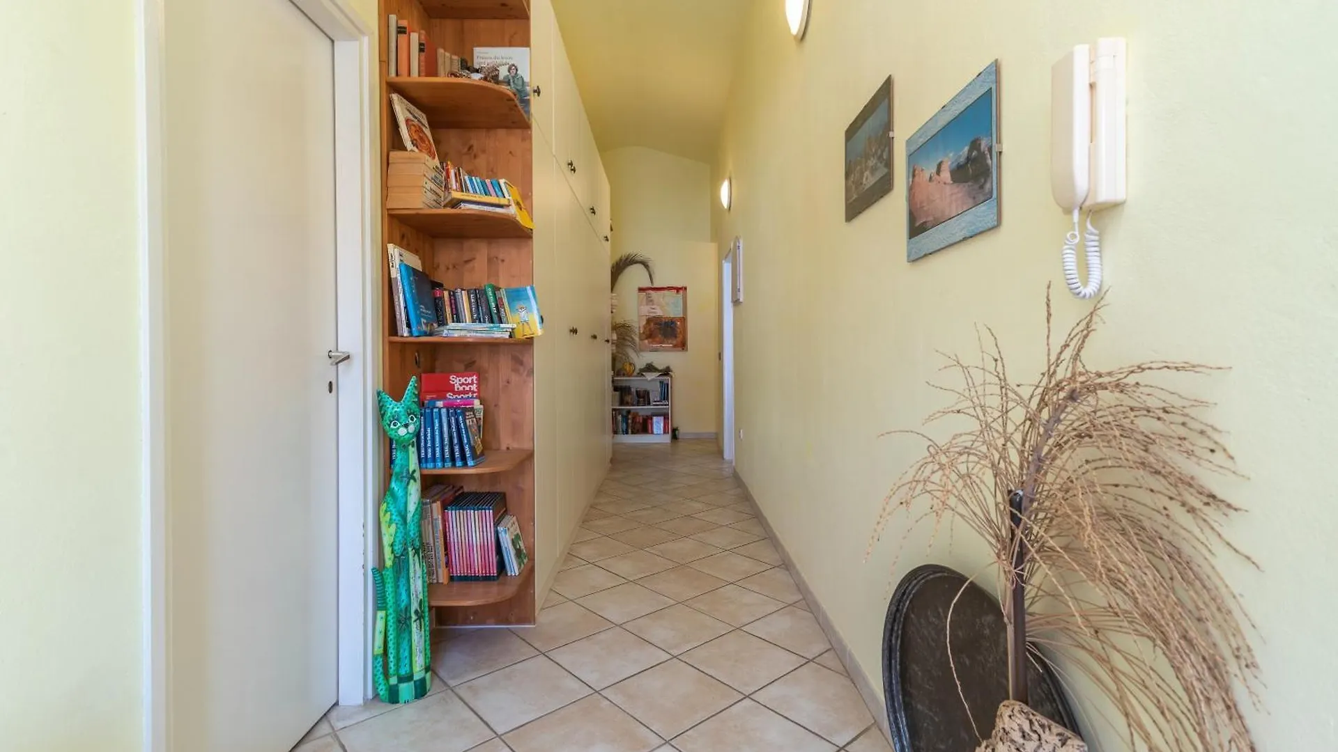 Apartments Gordan With Garden, 3 Min Walk To The Beach Трогир