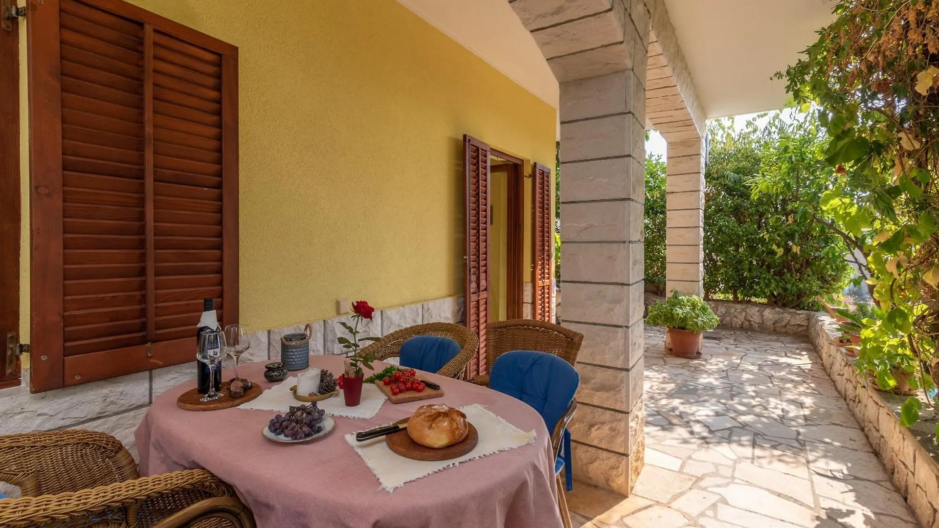 Apartments Gordan With Garden, 3 Min Walk To The Beach Трогир