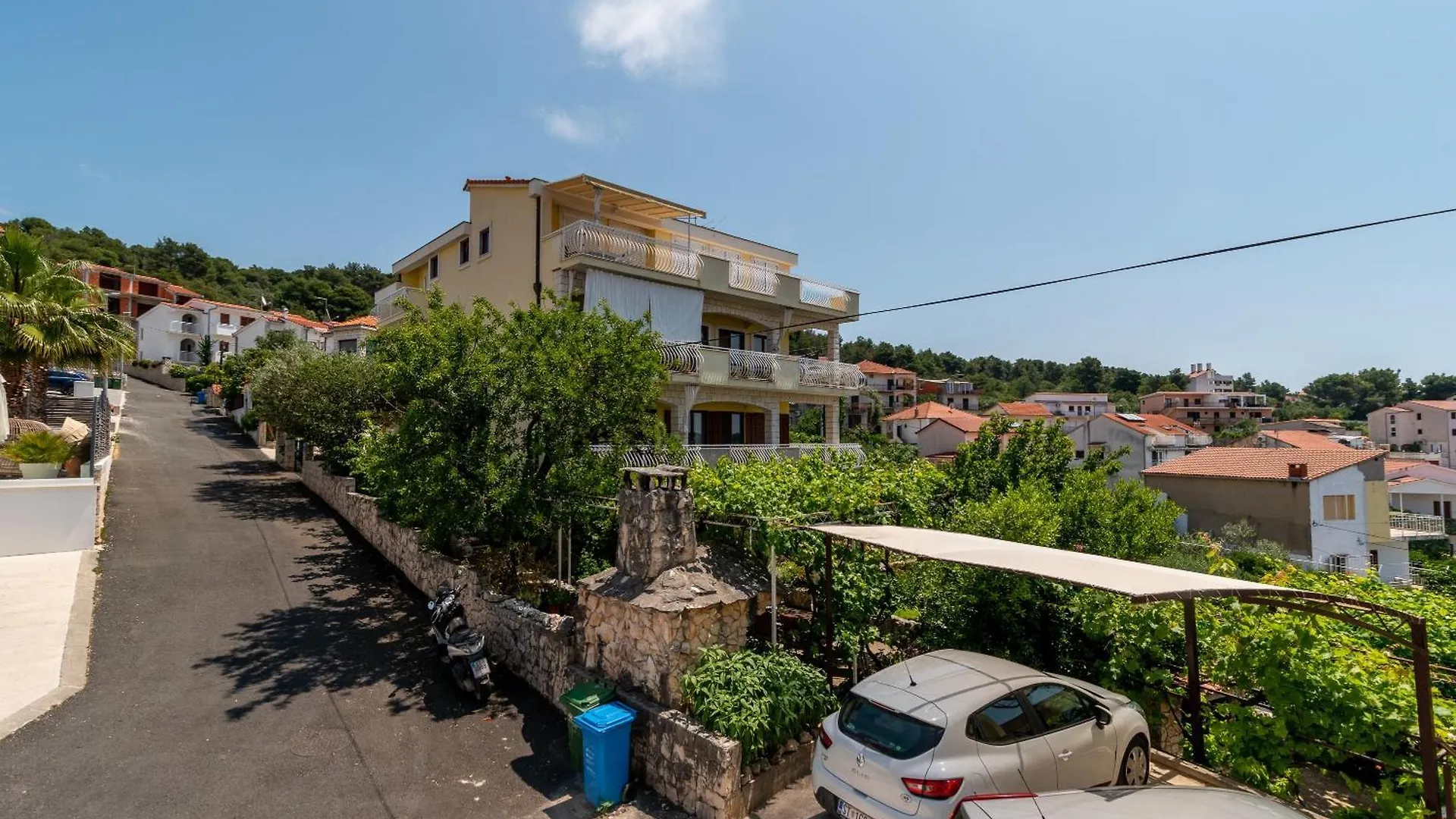 Apartments Gordan With Garden, 3 Min Walk To The Beach  Trogir