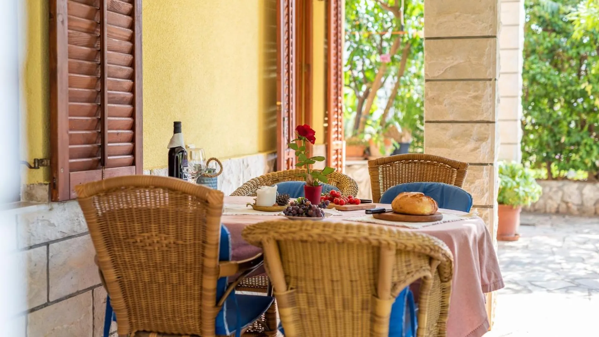 Apartments Gordan With Garden, 3 Min Walk To The Beach Trogir