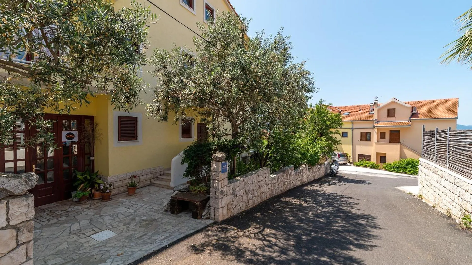 Apartments Gordan With Garden, 3 Min Walk To The Beach Трогир